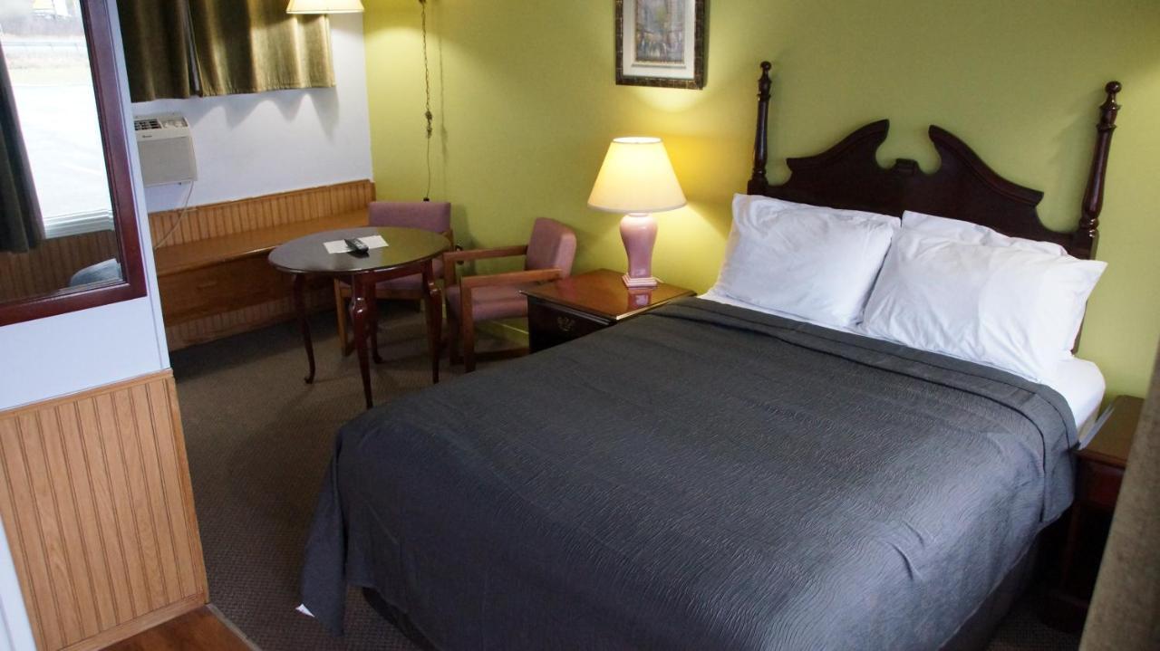 Robyn'S Motel Пітерборо Екстер'єр фото