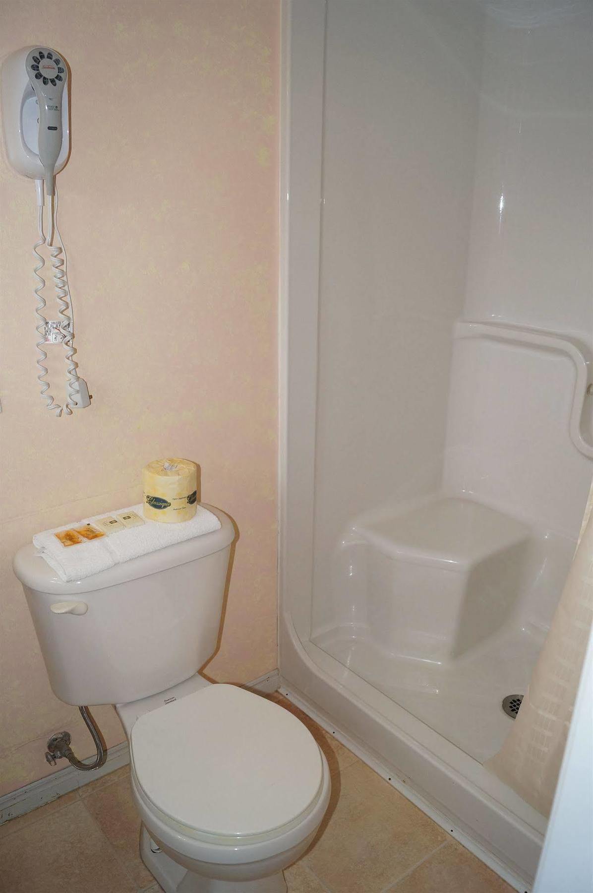 Robyn'S Motel Пітерборо Екстер'єр фото
